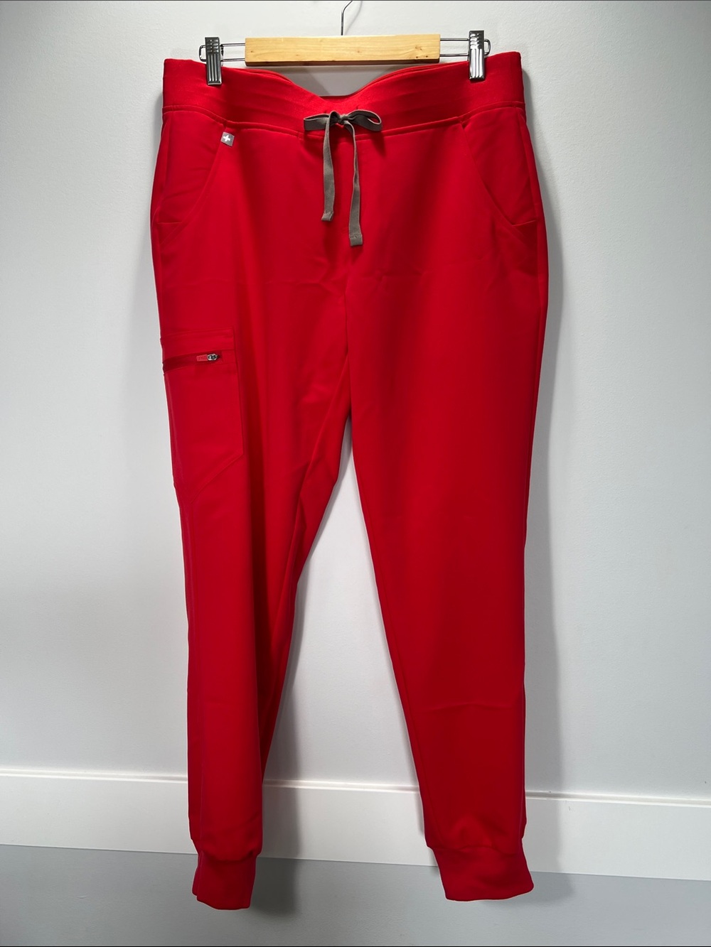 Figs Pop Red Women’s Zamora Jogger - Medium Regular NWOT